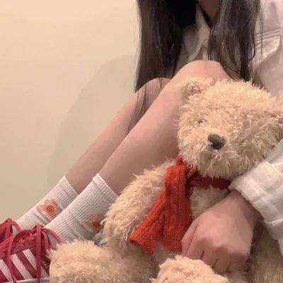 穿一只红鞋的男人